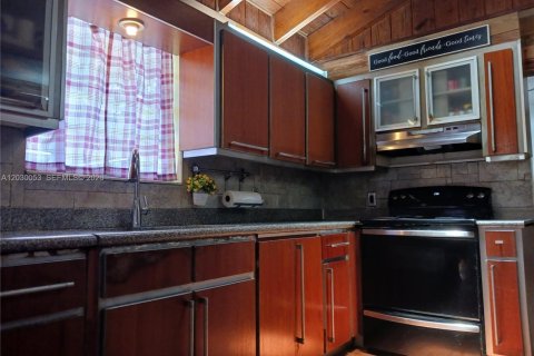 Commercial property in Miami, Florida 273.32 sq.m. № 2254018 - photo 22