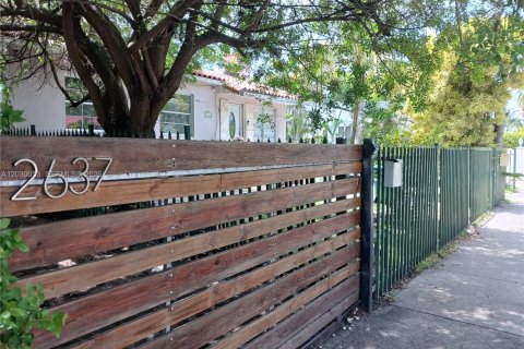 Commercial property in Miami, Florida 273.32 sq.m. № 2254018
