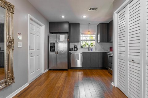 Condominio en alquiler en Tampa, Florida, 2 dormitorios, 75.44 m2 № 1765626 - foto 6