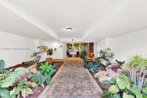 Condominio en alquiler en Miami, Florida, 2 dormitorios, 132.85 m2 № 1953368 - foto 2