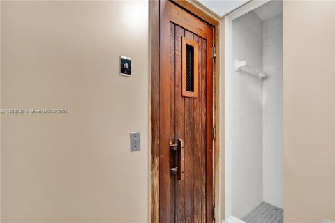 Condominio en alquiler en Miami, Florida, 2 dormitorios, 132.85 m2 № 1953368 - foto 10