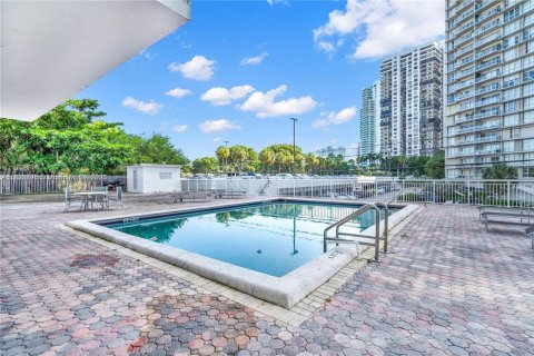 Condominio en alquiler en Miami, Florida, 2 dormitorios, 132.85 m2 № 1953368 - foto 6