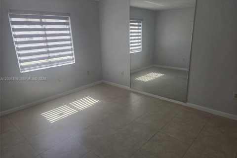 Condo in Miami, Florida, 2 bedrooms  № 2401271 - photo 9