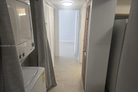Condo in Miami, Florida, 2 bedrooms  № 2401271 - photo 14