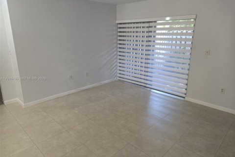 Condo in Miami, Florida, 2 bedrooms  № 2401271 - photo 4