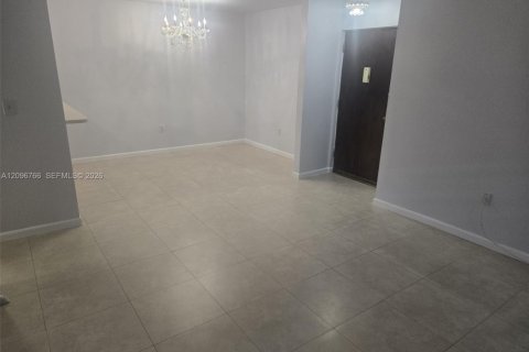 Condo in Miami, Florida, 2 bedrooms  № 2401271 - photo 2