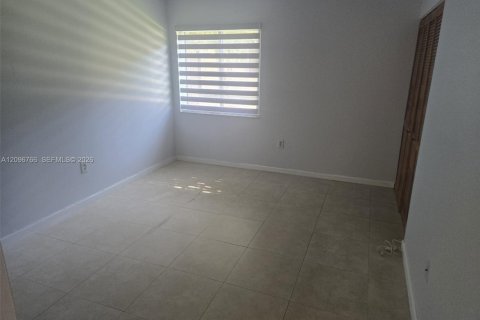 Condo in Miami, Florida, 2 bedrooms  № 2401271 - photo 11