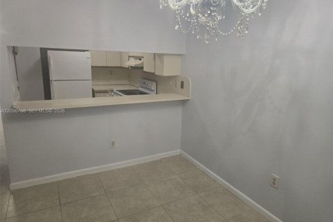 Condo in Miami, Florida, 2 bedrooms  № 2401271 - photo 5