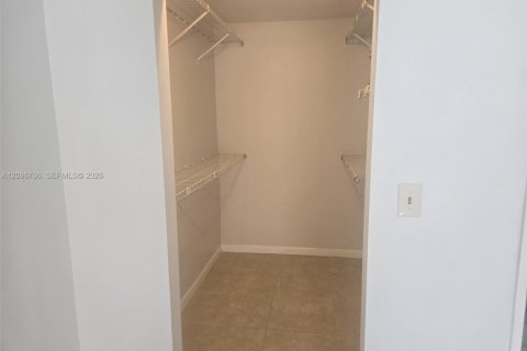 Condo in Miami, Florida, 2 bedrooms  № 2401271 - photo 10