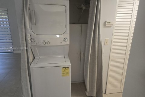 Condo in Miami, Florida, 2 bedrooms  № 2401271 - photo 13