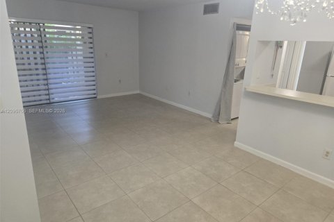 Condo in Miami, Florida, 2 bedrooms  № 2401271 - photo 3