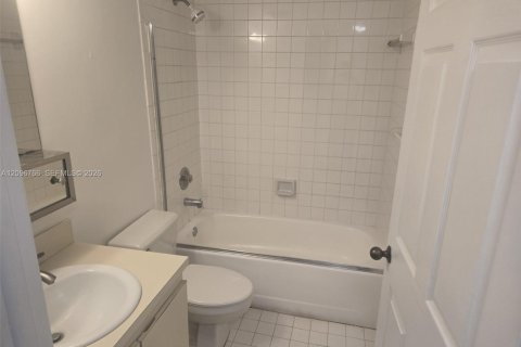 Condo in Miami, Florida, 2 bedrooms  № 2401271 - photo 12