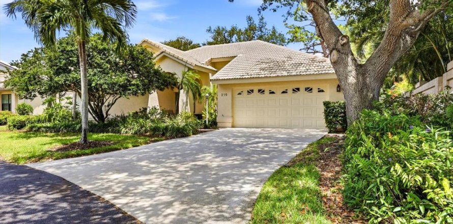 House in Nokomis, Florida 3 bedrooms, 187.85 sq.m. № 2093806