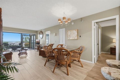 Condo in Saint Petersburg, Florida, 2 bedrooms № 2349732 - photo 6