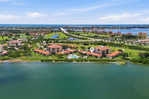 Condo in Saint Petersburg, Florida, 2 bedrooms № 2349732 - photo 2