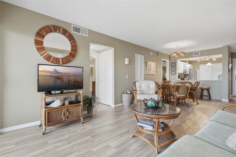 Condo in Saint Petersburg, Florida, 2 bedrooms № 2349732 - photo 11