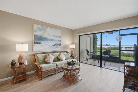 Condo in Saint Petersburg, Florida, 2 bedrooms № 2349732 - photo 9