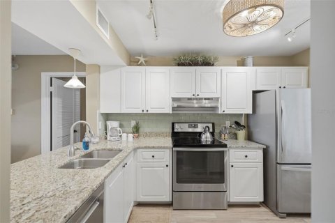 Condo in Saint Petersburg, Florida, 2 bedrooms № 2349732 - photo 3