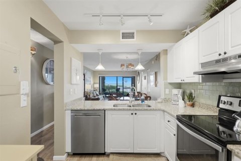 Condo in Saint Petersburg, Florida, 2 bedrooms № 2349732 - photo 4