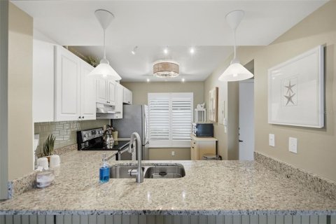 Condo in Saint Petersburg, Florida, 2 bedrooms № 2349732 - photo 18