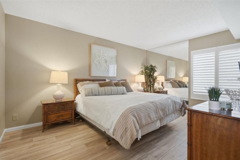 Condo in Saint Petersburg, Florida, 2 bedrooms № 2349732 - photo 12