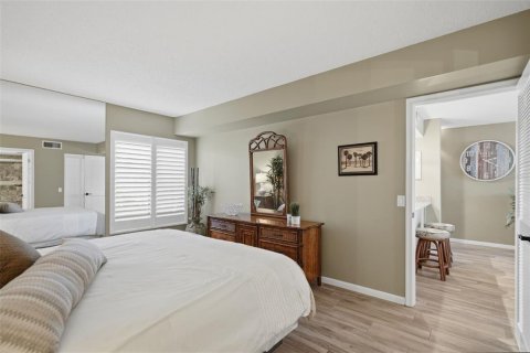 Condo in Saint Petersburg, Florida, 2 bedrooms № 2349732 - photo 13
