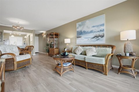 Condo in Saint Petersburg, Florida, 2 bedrooms № 2349732 - photo 10