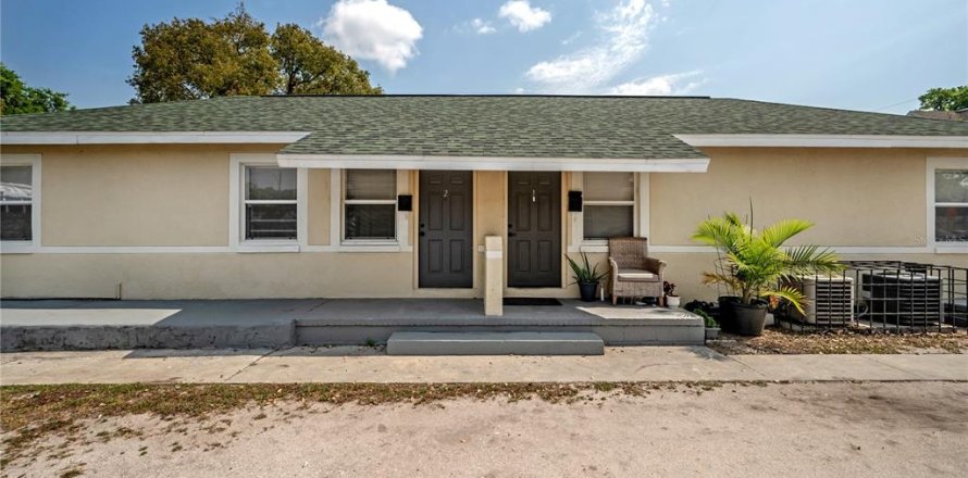 Commercial property in Tampa, Florida 4 bedrooms, 136.75 sq.m. № 1881105