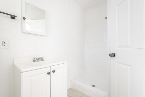 Propiedad comercial en venta en Tampa, Florida, 4 dormitorios, 136.75 m2 № 1881105 - foto 4
