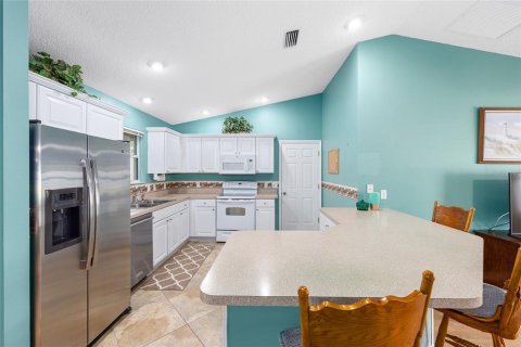 House in The Villages, Florida 2 bedrooms, 106.09 sq.m. № 1905504 - photo 12