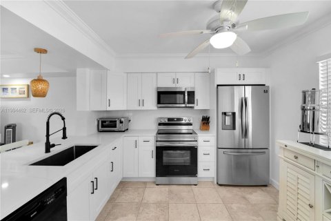 Touwnhouse à vendre à Hollywood, Floride: 4 chambres, 210.42 m2 № 2059310 - photo 9