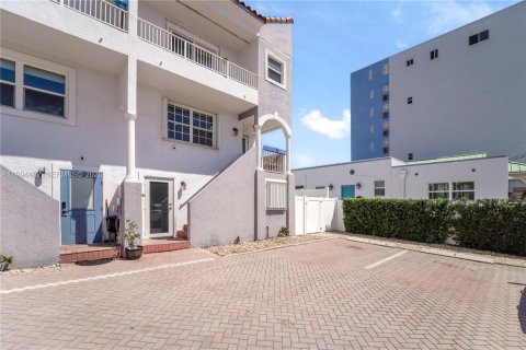 Touwnhouse à vendre à Hollywood, Floride: 4 chambres, 210.42 m2 № 2059310 - photo 2