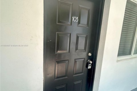 Apartment in Miami, Florida 1 bedroom, 853.03 sq.m. № 1961843