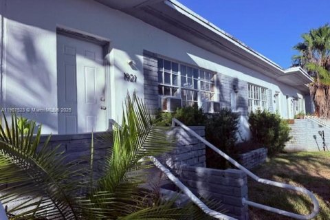 Propiedad comercial en venta en Miami Beach, Florida, 250.84 m2 № 1966767 - foto 2