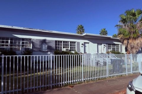 Propiedad comercial en venta en Miami Beach, Florida, 250.84 m2 № 1966767 - foto 1