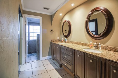 Villa ou maison à vendre à Miami, Floride: 4 chambres, 189.8 m2 № 2037935 - photo 17