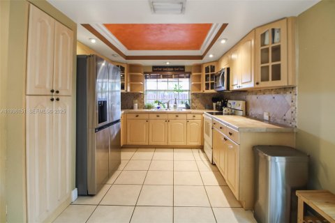 Villa ou maison à vendre à Miami, Floride: 4 chambres, 189.8 m2 № 2037935 - photo 13