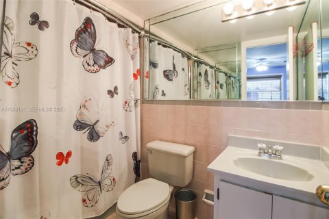 Villa ou maison à vendre à Miami, Floride: 4 chambres, 189.8 m2 № 2037935 - photo 15