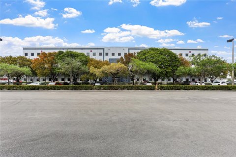 Commercial property in Doral, Florida № 1985646 - photo 2