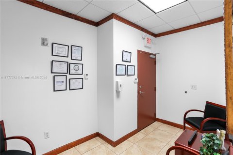 Commercial property in Doral, Florida № 1985646 - photo 8
