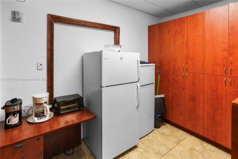 Commercial property in Doral, Florida № 1985646 - photo 18