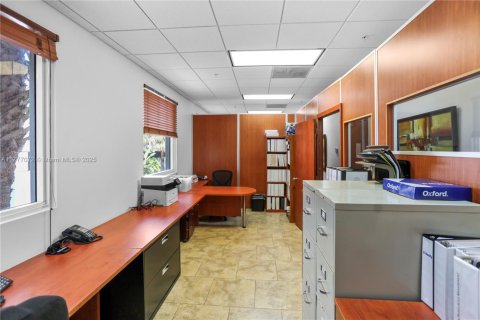 Commercial property in Doral, Florida № 1985646 - photo 15