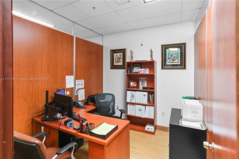 Commercial property in Doral, Florida № 1985646 - photo 17