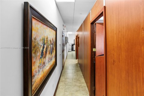 Commercial property in Doral, Florida № 1985646 - photo 13