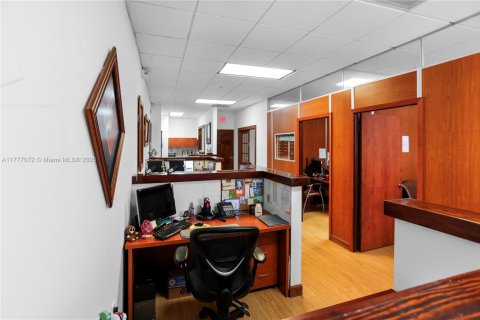 Commercial property in Doral, Florida № 1985646 - photo 9