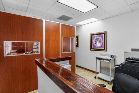 Commercial property in Doral, Florida № 1985646 - photo 10