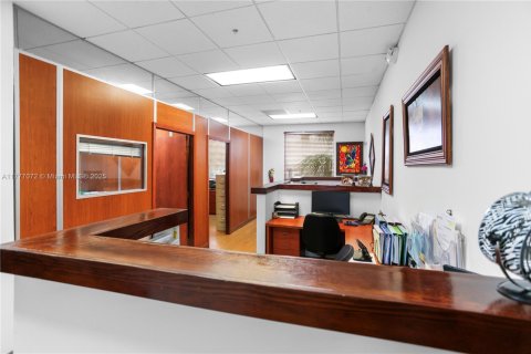 Commercial property in Doral, Florida № 1985646 - photo 11