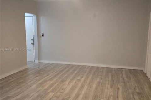 Condominio en alquiler en Miami Beach, Florida, 2 dormitorios, 65.03 m2 № 2260853 - foto 15