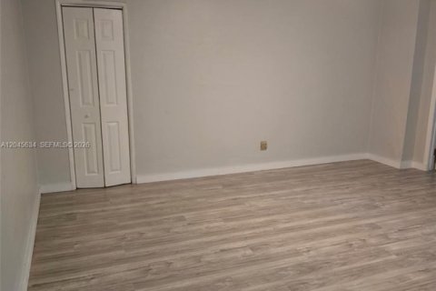 Condominio en alquiler en Miami Beach, Florida, 2 dormitorios, 65.03 m2 № 2260853 - foto 12