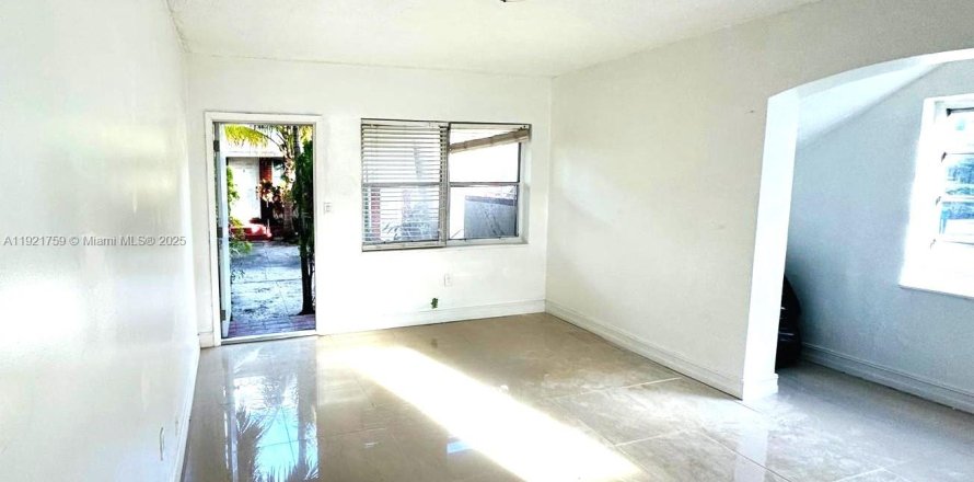 Condo in Miami Beach, Florida, 1 bedroom  № 1975372